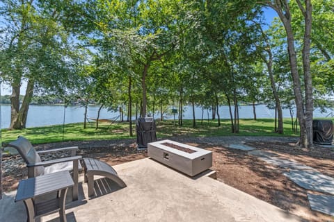 Patio, Day, Natural landscape, Seating area, Garden view, Lake view