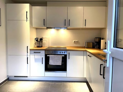 Coffee/tea facilities, Kitchen or kitchenette, dishwasher, oven, stove, toaster