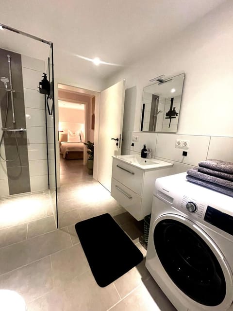 Bathroom, towels, washing machine