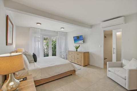 Bed, TV and multimedia, Bedroom, air conditioner