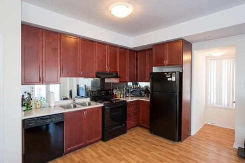 Coffee/tea facilities, Kitchen or kitchenette, dishwasher, oven, stove, toaster