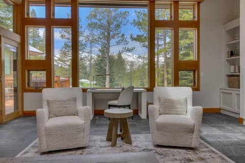 Red Dog Lodge at Palisades - Pet Friendly 5 BR w Hot Tub, Free Shuttle Maison in Palisades Tahoe (Olympic Valley)