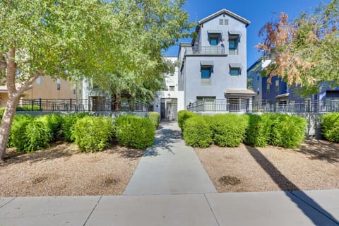 Modern Townhome with Balcony in Chandler! House in Chandler