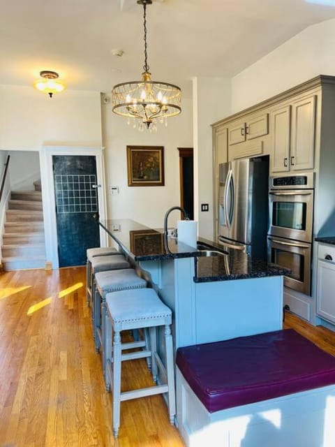 Luxe Downtown Historic Victorian, Premiere Location! House in Oak Park