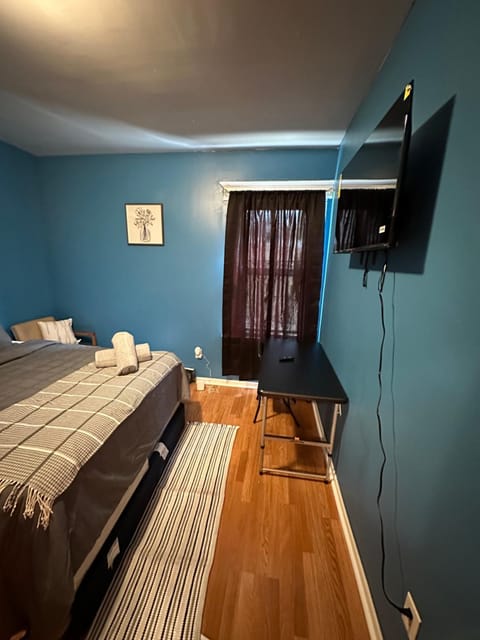 Fidelia Jade Room Queen Bed Minutes from Newark Liberty International Airport and Newark Penn Station Bed and Breakfast in Irvington