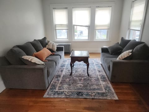 Ultra-Convenient, Charming and Spacious 2 Bedroom Condo with Wifi, Parking Pass Appartamento in Somerville