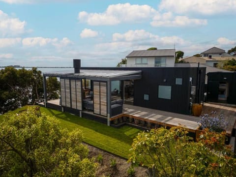 Black Hut Eco Retreat House in Christchurch