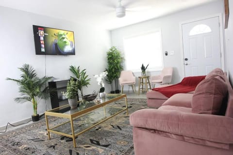 Communal lounge/ TV room, TV and multimedia, Living room, Seating area, Evening entertainment