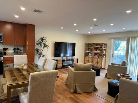 TV and multimedia, Living room, Seating area, Evening entertainment