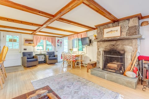 Idyllic Lakefront Cottage Near Mount Sunapee Haus in Newbury