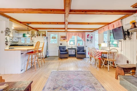 Idyllic Lakefront Cottage Near Mount Sunapee Haus in Newbury