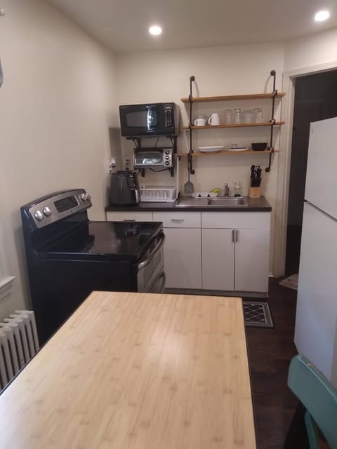 Kitchen or kitchenette, Dining area, oven, stove