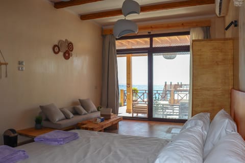 View (from property/room), Balcony/Terrace, Photo of the whole room, Seating area, Bedroom, Sea view, towels