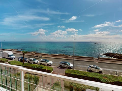 Menton: 3 pièces bord de mer avec piscine et garage - FR-1-196-364 Apartment in Menton