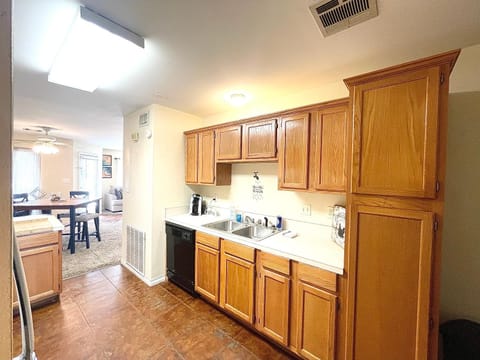 Kitchen or kitchenette, Dining area, dishwasher