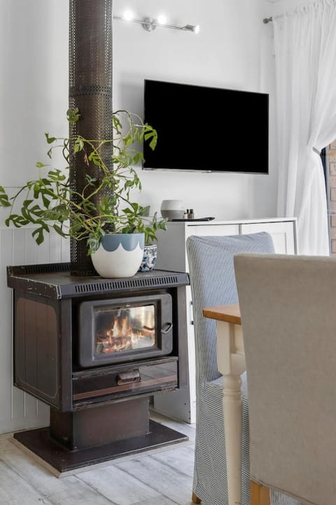 TV and multimedia, Living room, Decorative detail, Seating area, fireplace