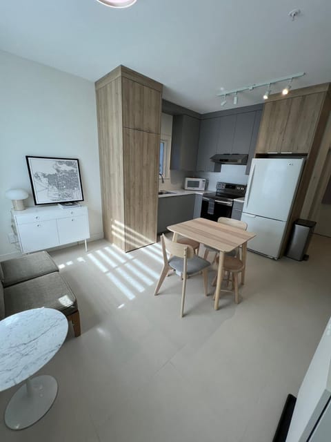 Kitchen or kitchenette, Seating area, Dining area