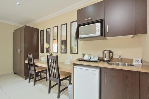 Coffee/tea facilities, Kitchen or kitchenette, Seating area