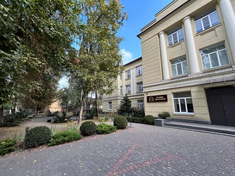 Property building, Neighbourhood, Garden view, Street view