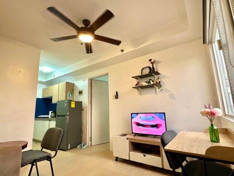 Communal lounge/ TV room, TV and multimedia, Dining area, Evening entertainment, air conditioner