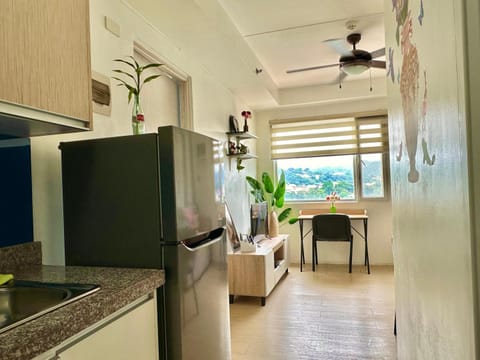 Kitchen or kitchenette, air conditioner