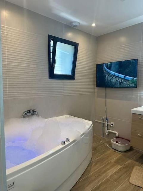 Hot Tub, Bathroom, TV and multimedia, towels