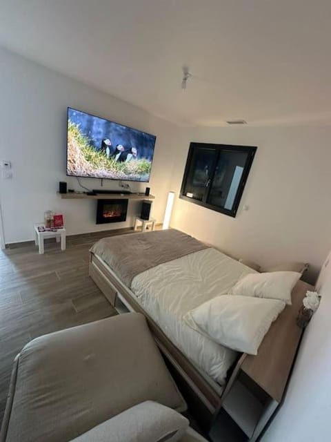 TV and multimedia, Photo of the whole room, Bedroom