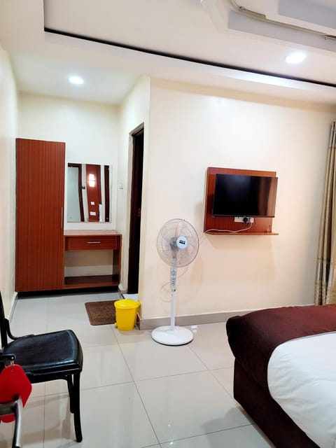 Bed, TV and multimedia, Photo of the whole room, air conditioner