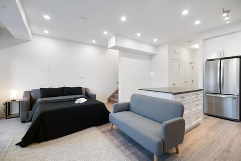 Modern Getaway with Smart TVs, Laundry and Workspace Casa in Newmarket