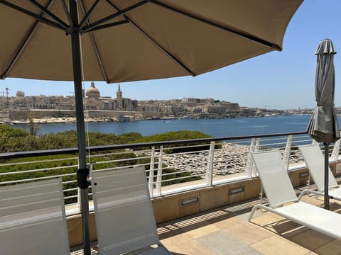 Pool view, Swimming pool, sunbed