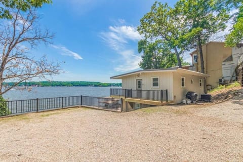 60 lake house with hot tub House in Lake of the Ozarks