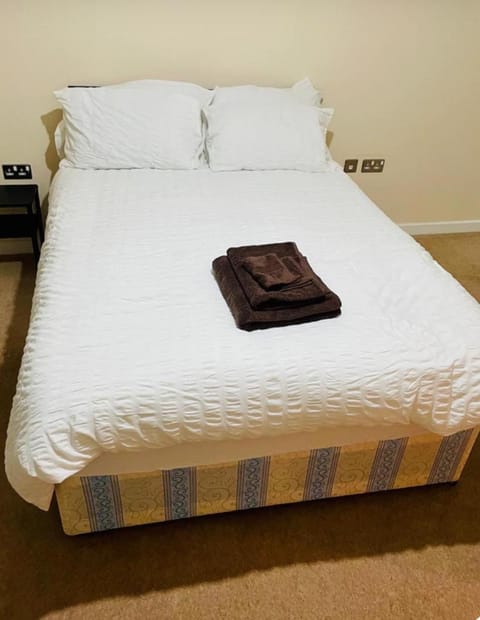 Bed, Bedroom, towels