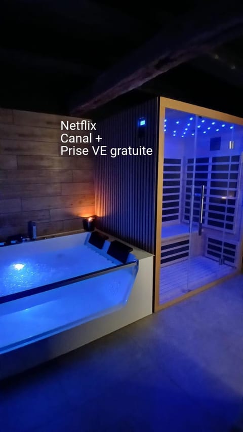 Hot Tub, Sauna