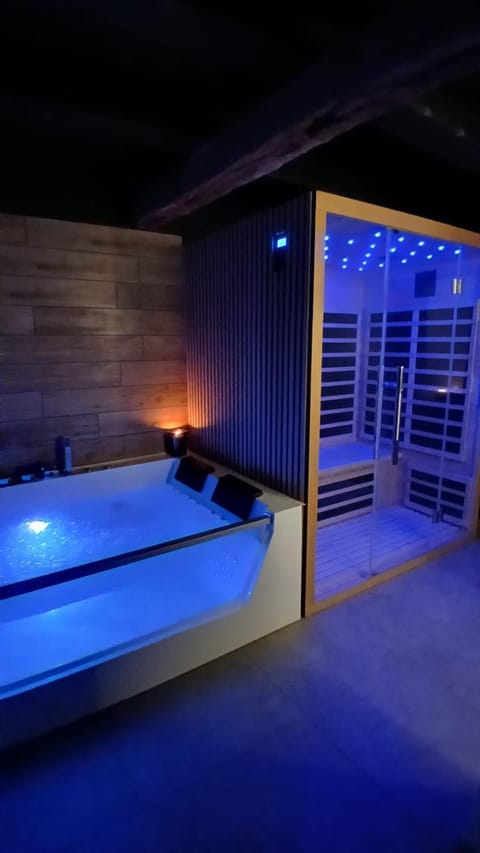 Hot Tub, Sauna, Bathroom