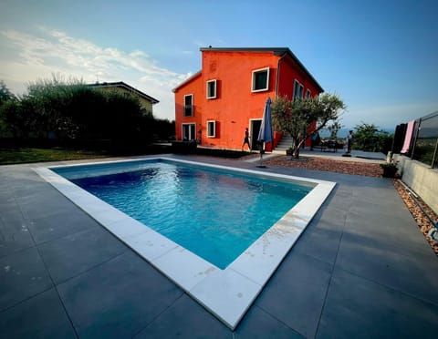 Property building, Day, Pool view, Swimming pool