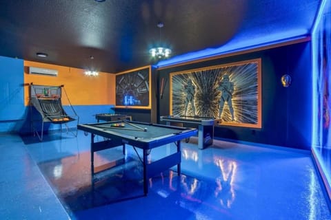 Billiard, Game Room