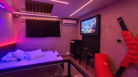 Bed, TV and multimedia, Photo of the whole room, Dining area, Evening entertainment, Bedroom, Meals, air conditioner