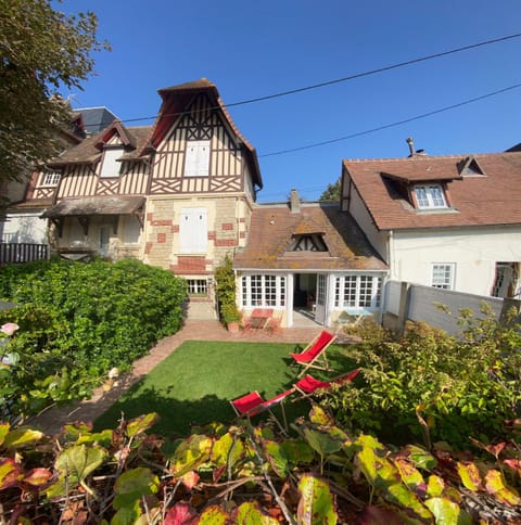 Property building, Day, Garden, Garden view