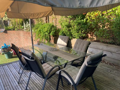 Patio, Day, Garden, Seating area, Dining area