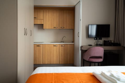 Bed, Bathroom, TV and multimedia, Kitchen or kitchenette, Bedroom, hair dryier, minibar, safe, towels, wardrobe