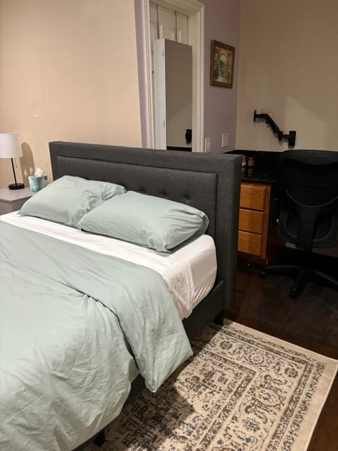 Large en suite room, walk to UCLA, free parking available with notice Vacation rental in Westwood