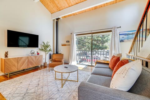 5 Mi to Northstar Chic Unit with Decks! House in Tahoe Vista