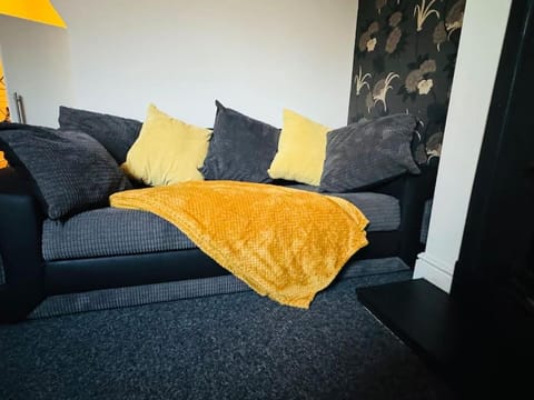 Cosy 2 bedroom house in Leicester- entire house, sleeps 5 House in Leicester