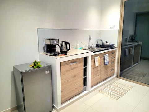 Coffee/tea facilities, Kitchen or kitchenette, oven, stove