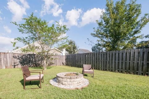 Amazing NEW Oasis With Hot Tub King Bed and Mins to Airport Casa in Pooler