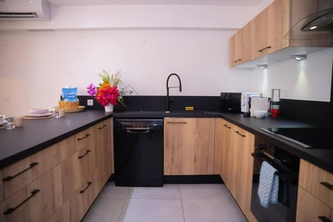 Coffee/tea facilities, Kitchen or kitchenette, dishwasher, oven, stove