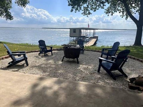 Seating area, Lake view, fireplace