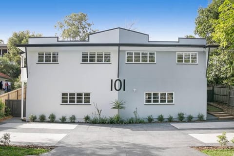 Milton Mews Blue Studio Pets Deck House in Toowong