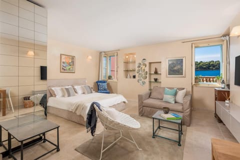 Bed, TV and multimedia, Seating area