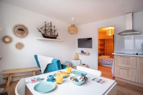 Kitchen or kitchenette, Living room